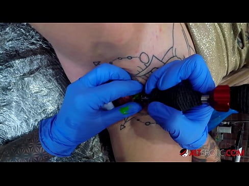 ❤️ Tsis tshua muaj tattooed hottie Sully Savage tau txais tattoo ntawm nws clitoris ❤️❌ Super sex ntawm peb hmn.hentai-for.ru% ﹏